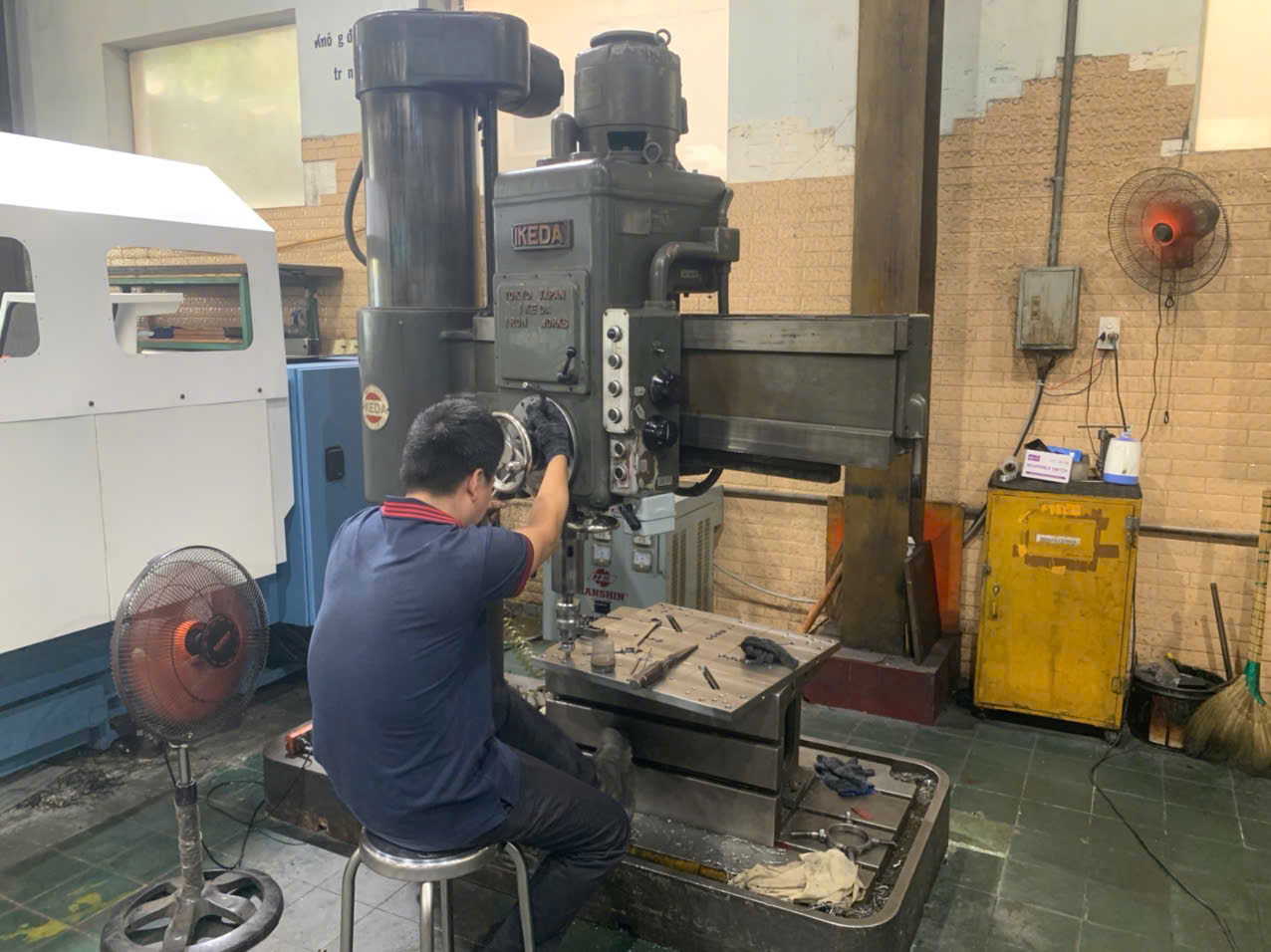 Bench drilling machine